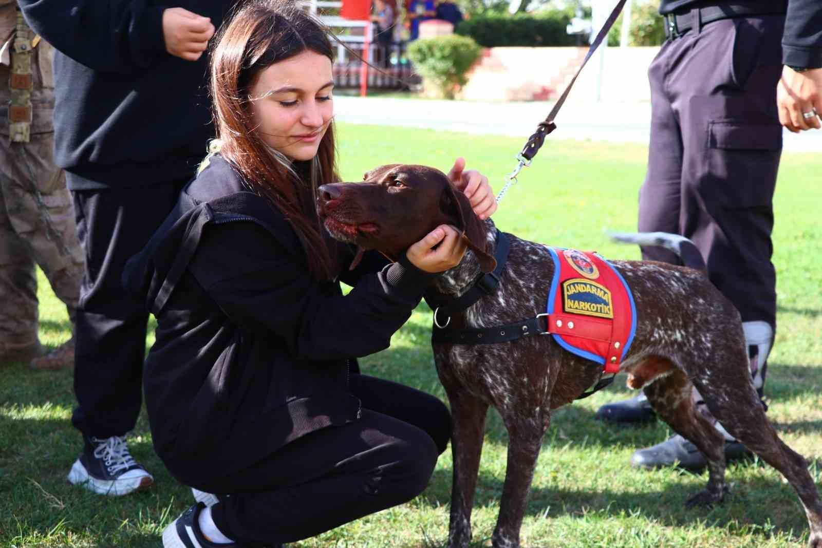 &Ouml;ğrenciler Edirne jandarmasında hem eğlendi hem de &ouml;ğrendi
