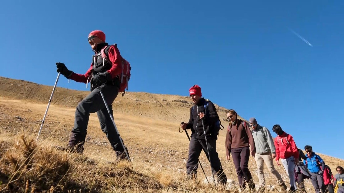 Erzincanlı dağcılar 3445 metre y&uuml;kseklikteki Akbaba zirvesine tırmandı
