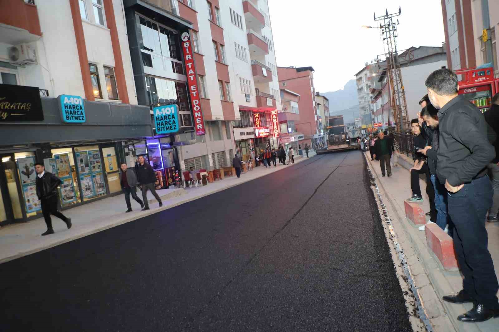 Vali Çelik, cami inşaatı ve asfalt çalışmalarını denetledi