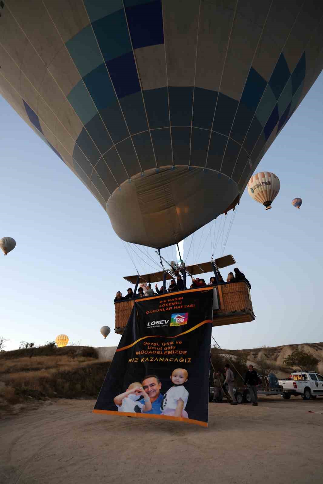 Sıcak hava balonları LÖSEV pankartları ile uçtu