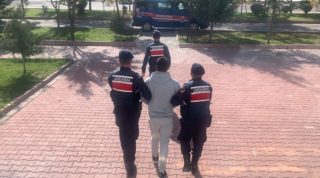Aksaray’da 13 yıl hapsi olan hırsızlık şüphelisi JASAT ekiplerince yakalandı