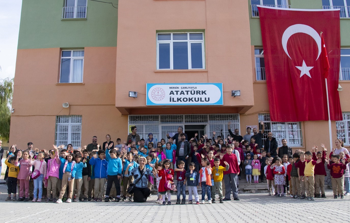 Şehir Tiyatrosu Çamlıyayla’da çocuklarla buluştu