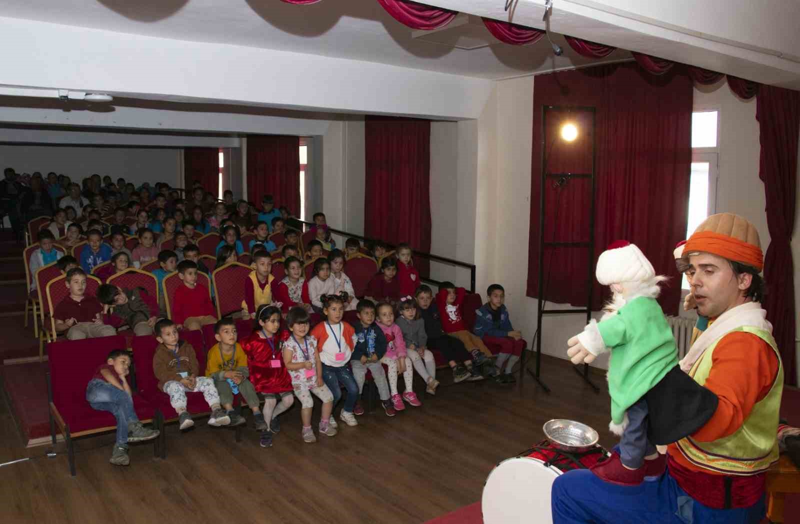 Şehir Tiyatrosu Çamlıyayla’da çocuklarla buluştu