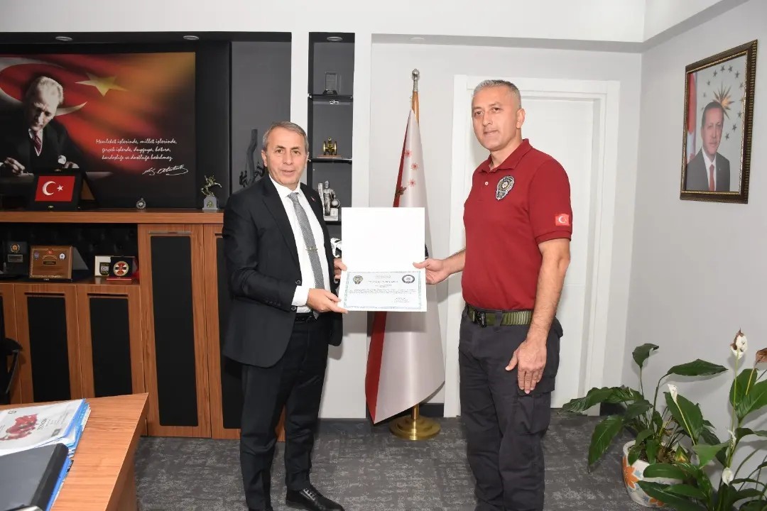 Emniyet M&uuml;d&uuml;r&uuml; Kurt, sporcu polisleri tebrik etti
