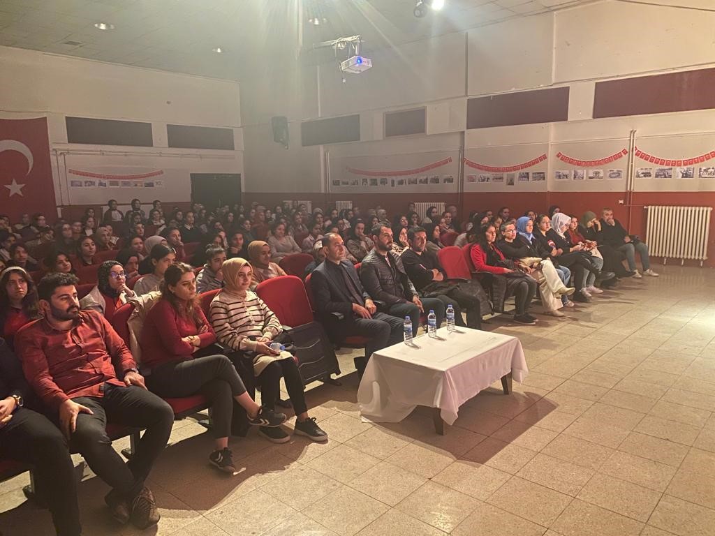 Güroymak’ta "Pembe Aslında Siyahtır" oyunu sahnelendi
