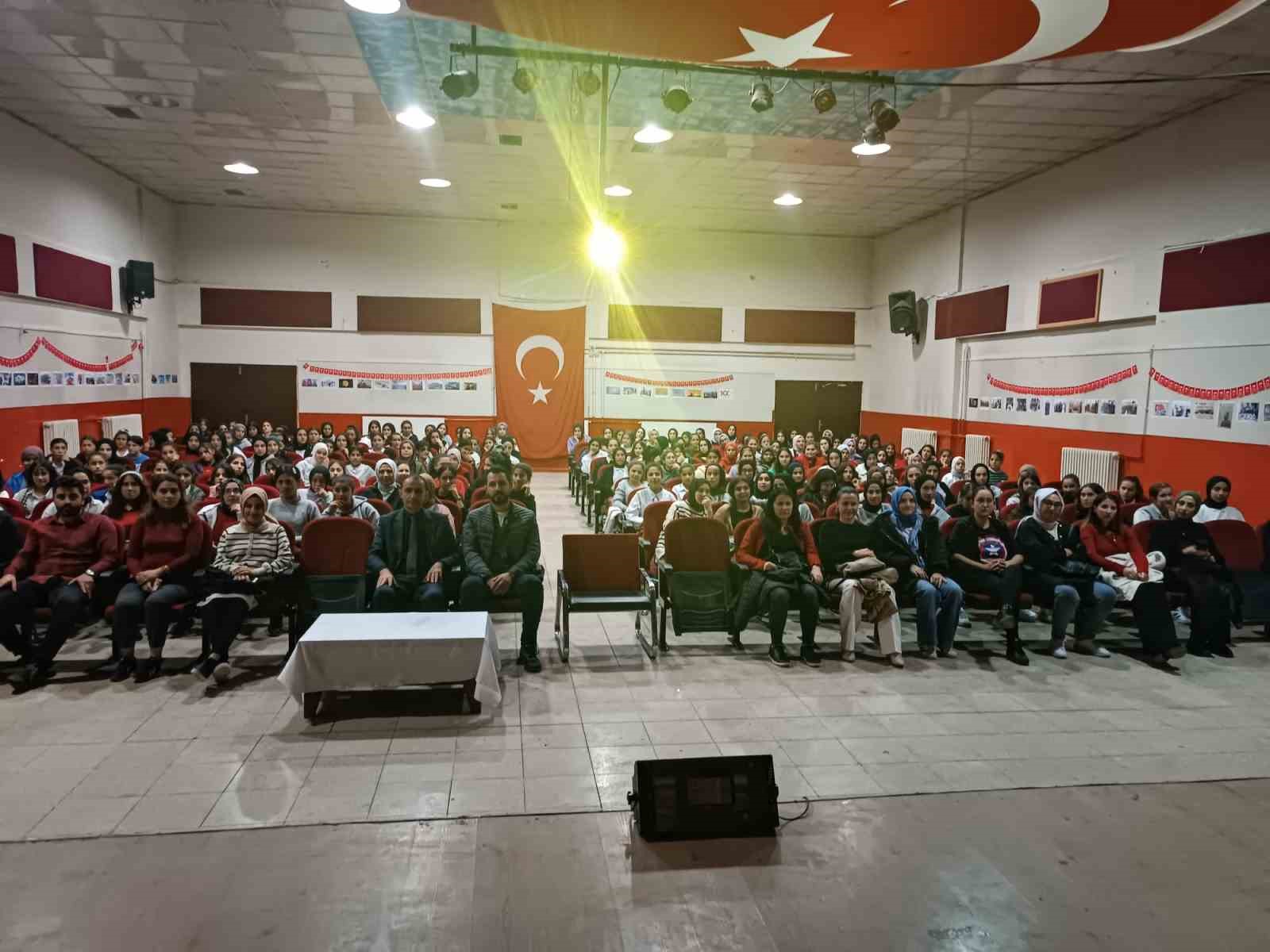 G&uuml;roymak&rsquo;ta "Pembe Aslında Siyahtır" oyunu sahnelendi
