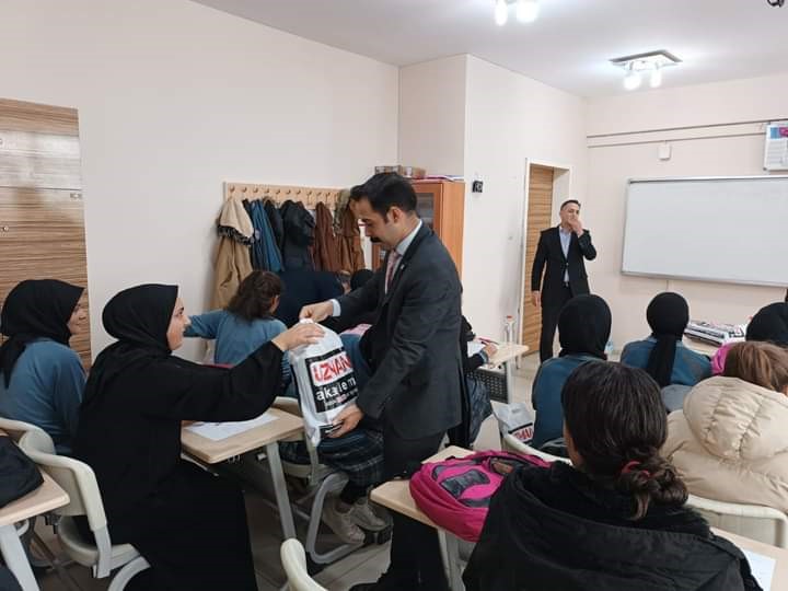 Kaymakam Uzun&rsquo;dan birinci olan &ouml;ğrencilere ziyaret
