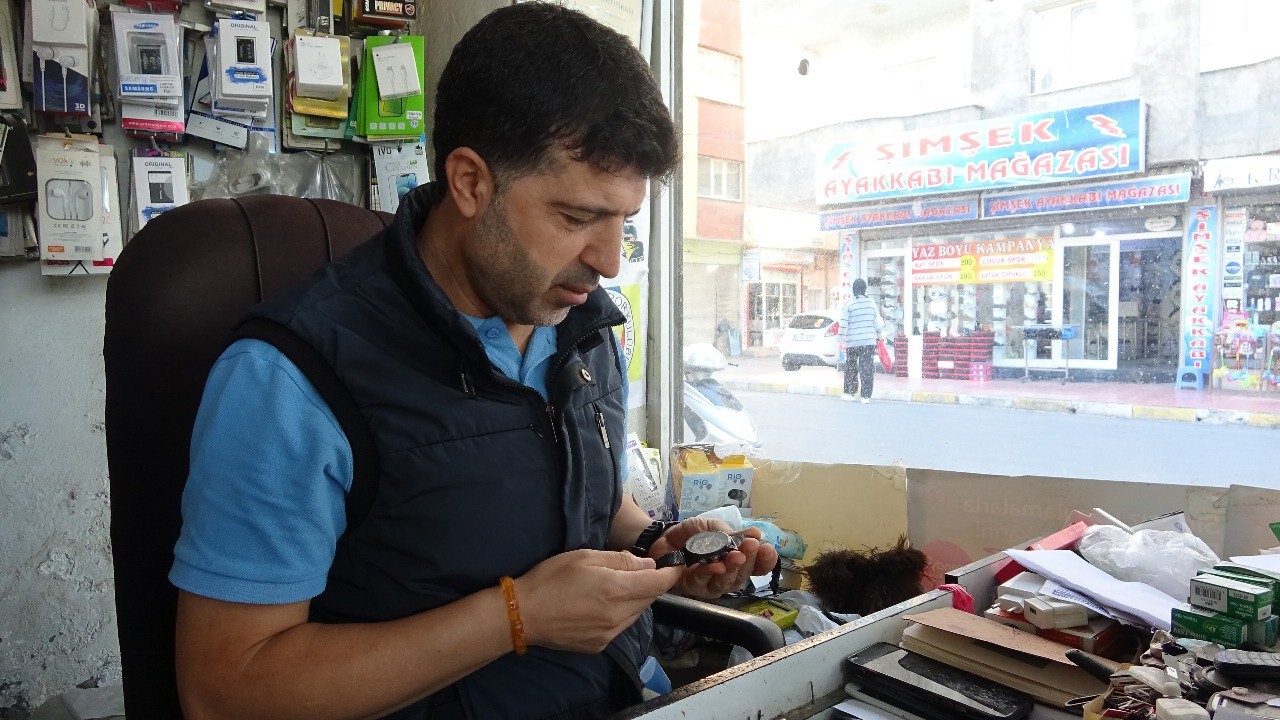 33 yıllık Mardinli saat ustası zamana ayar veriyor