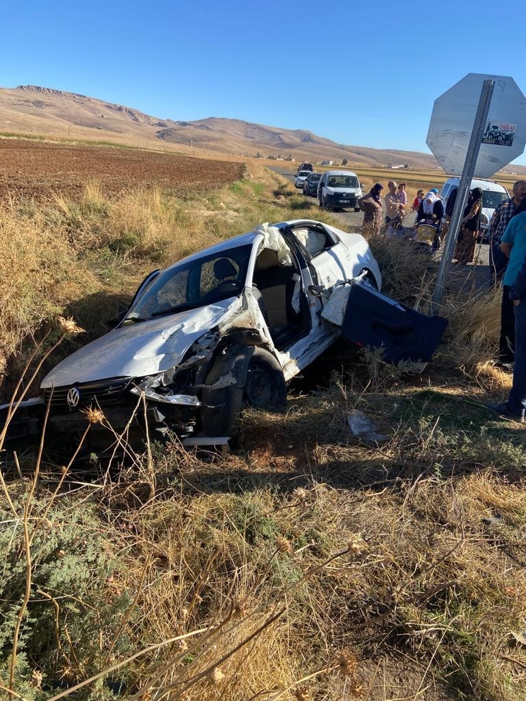 Mardin’de takla atan otomobil şarampole yuvarlandı: 4 yaralı