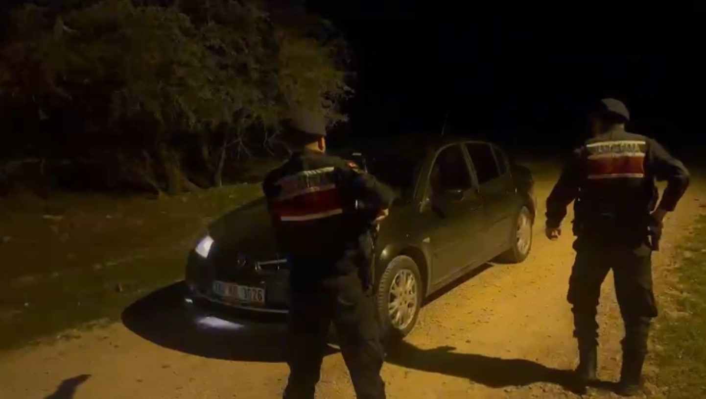 Kendilerini jandarma ve polis istihbarat görevlisi olarak tanıtan dolandırıcılar jandarmadan kaçamadı