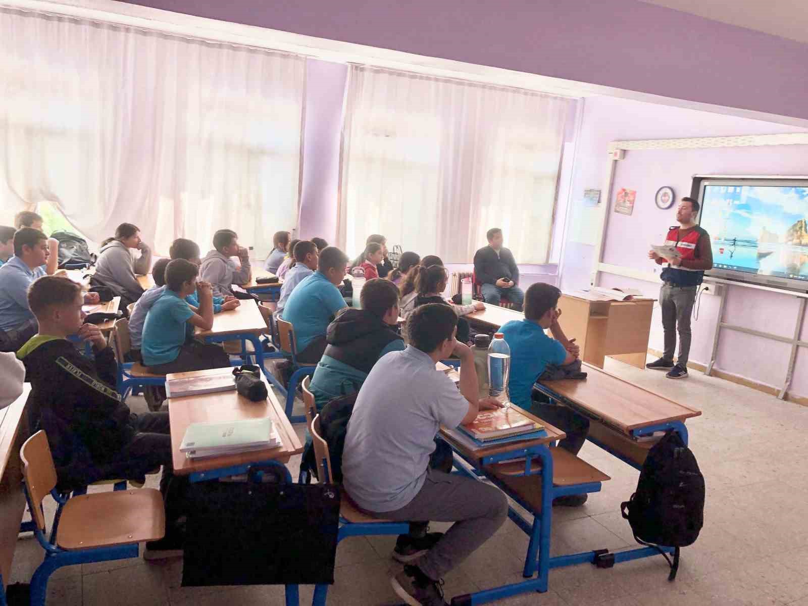 Edirne jandarması &ouml;ğrencileri siber su&ccedil;lara karşı bilgilendirdi
