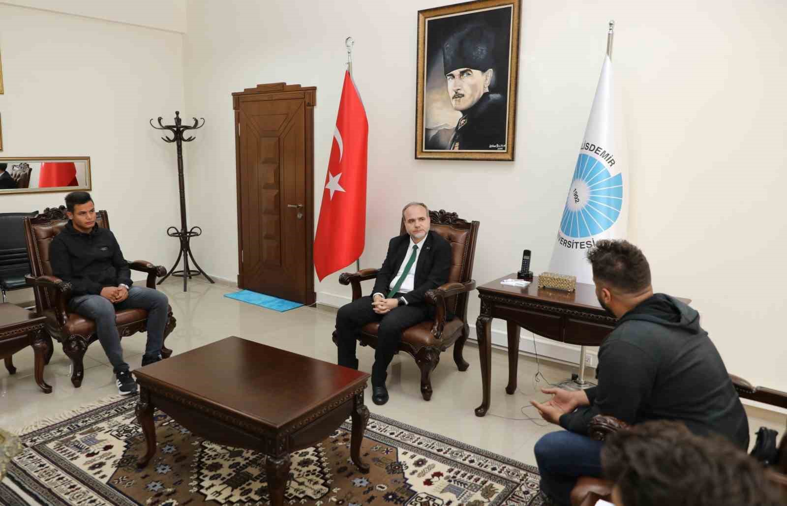 Niğde’de okuyan Filistinli öğrencileri Rektör Uslu ağırladı