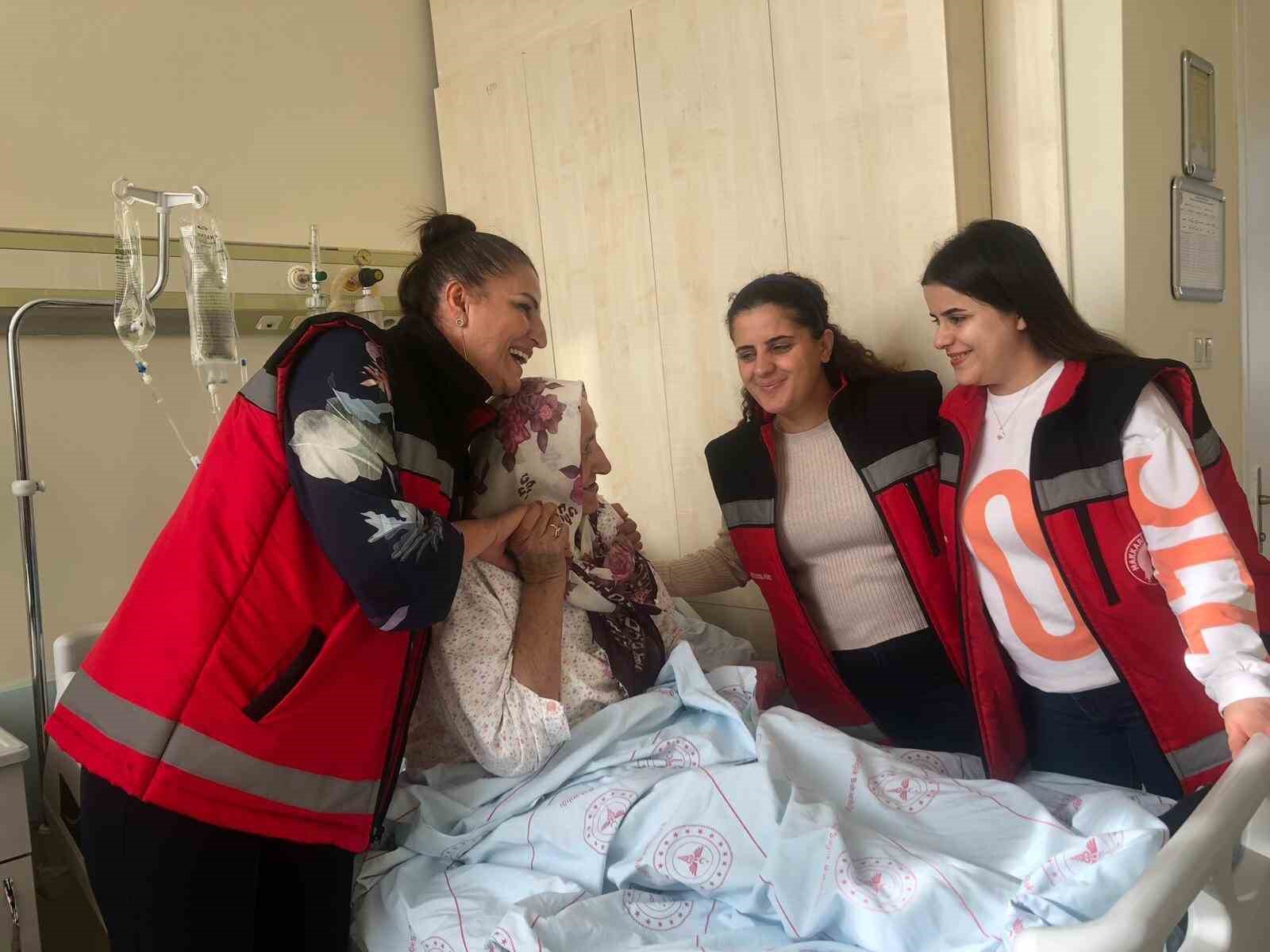 Yaşlı hastaya doğum g&uuml;n&uuml; s&uuml;rprizi
