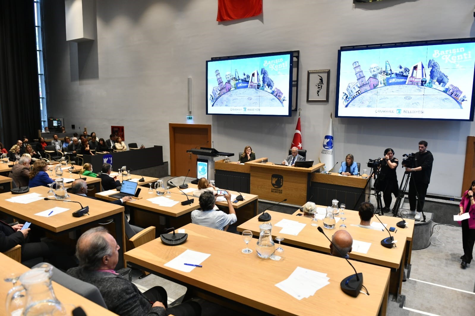 &Ccedil;anakkale&rsquo;de yeni kent meydanının ismi &ldquo;100. Yıl Cumhuriyet Meydanı&rdquo; oldu
