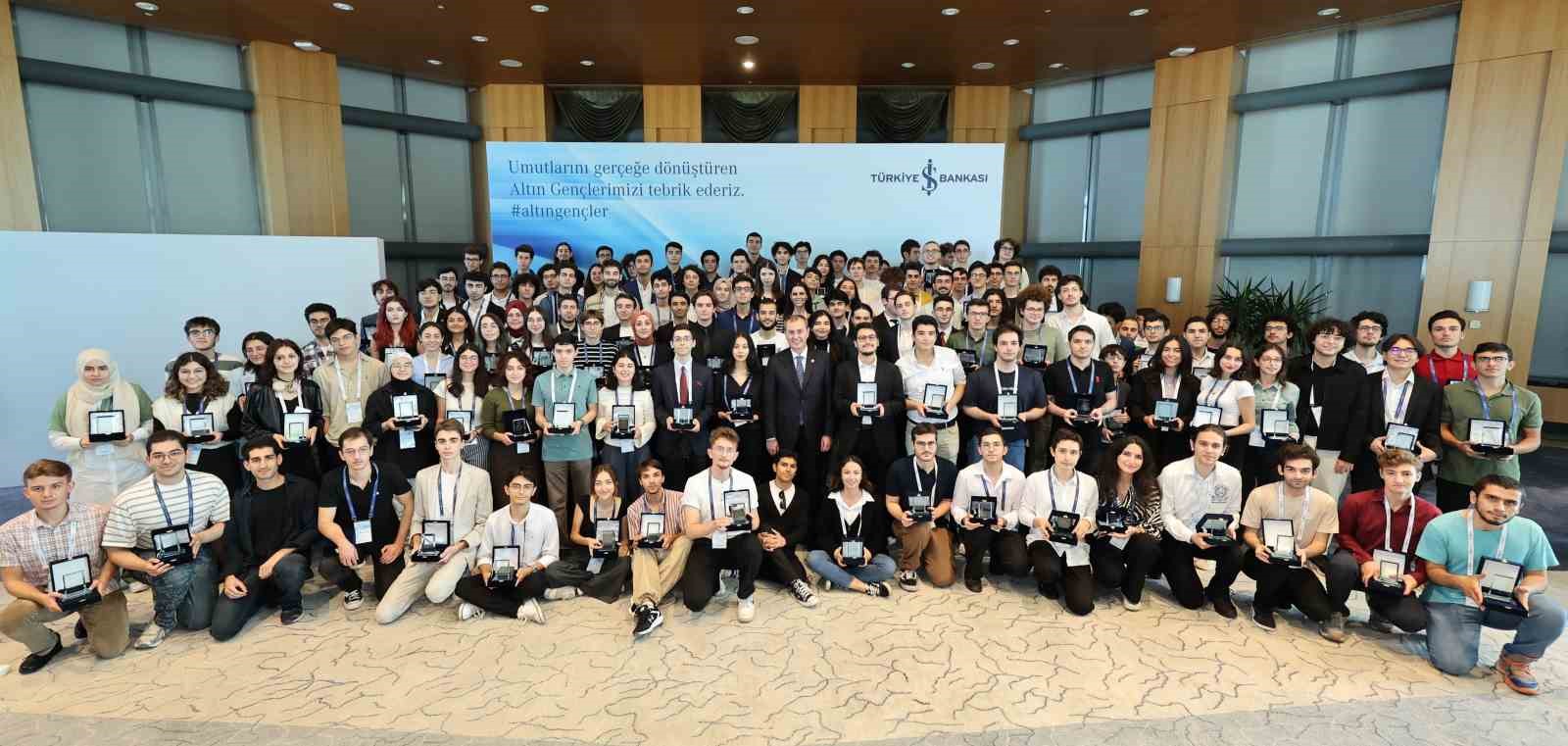 İş Bankası&rsquo;ndan Altın Gen&ccedil;lere &ouml;d&uuml;l
