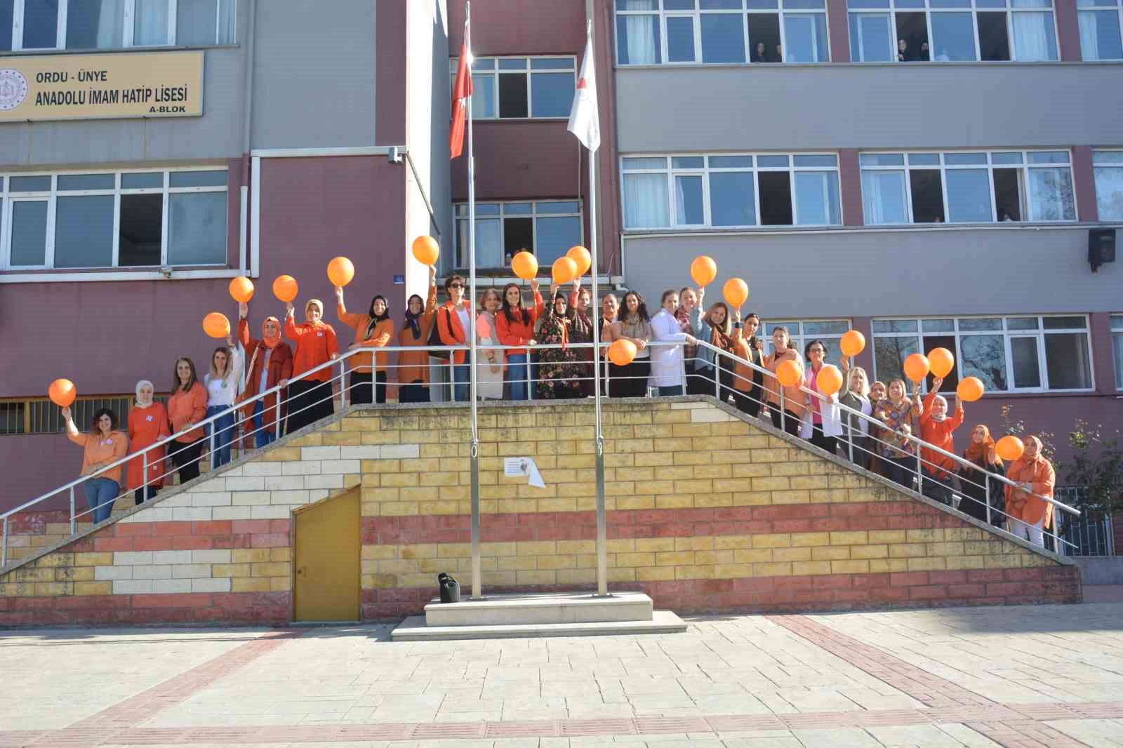 Lösemiyi yenen öğretmen için gökyüzüne balon uçurdular