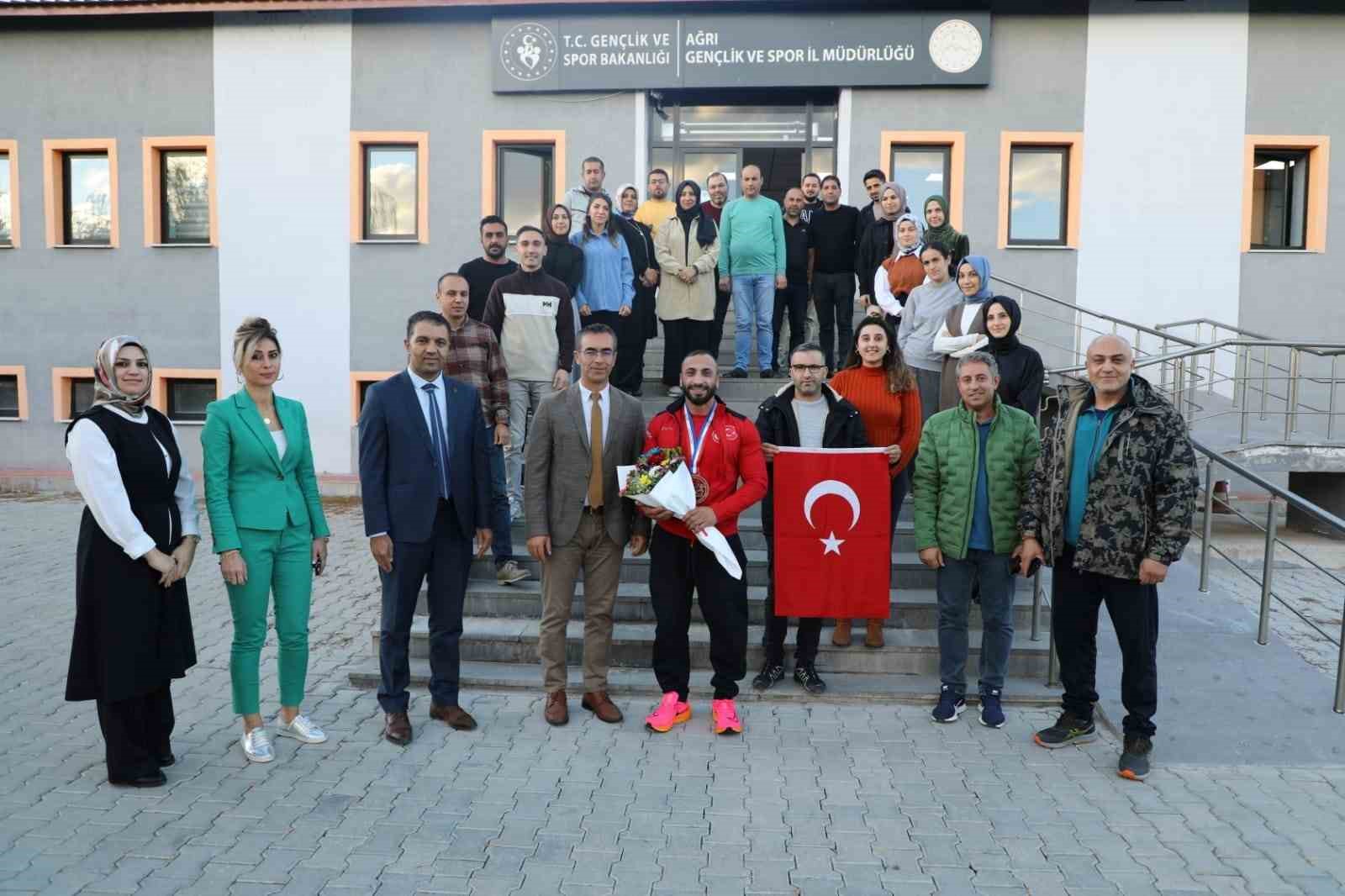D&uuml;nya &uuml;&ccedil;&uuml;nc&uuml;s&uuml; engelli sporcu memleketinde coşkuyla karşılandı
