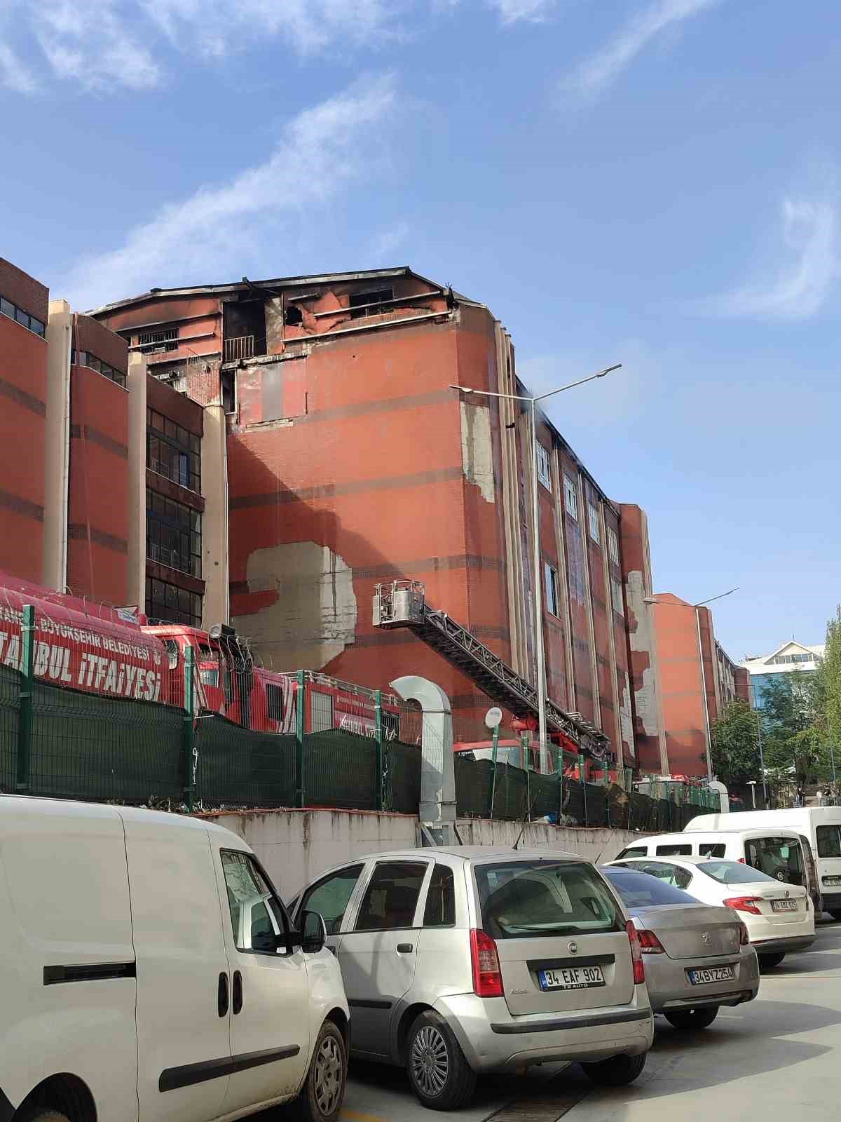 Başakşehir&rsquo;de ayakkabı imalathanesinde &ccedil;ıkan yangın 4 saat sonra s&ouml;nd&uuml;r&uuml;ld&uuml;
