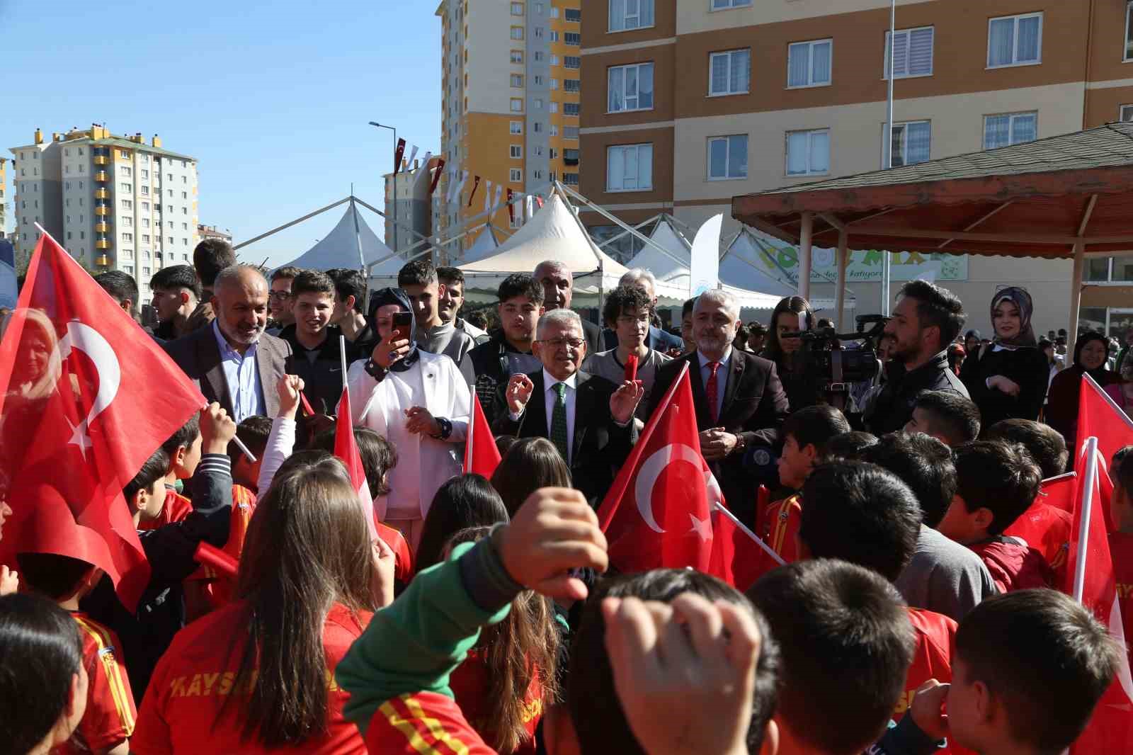 Başkan Büyükkılıç’tan temel atma töreninde miniklere 