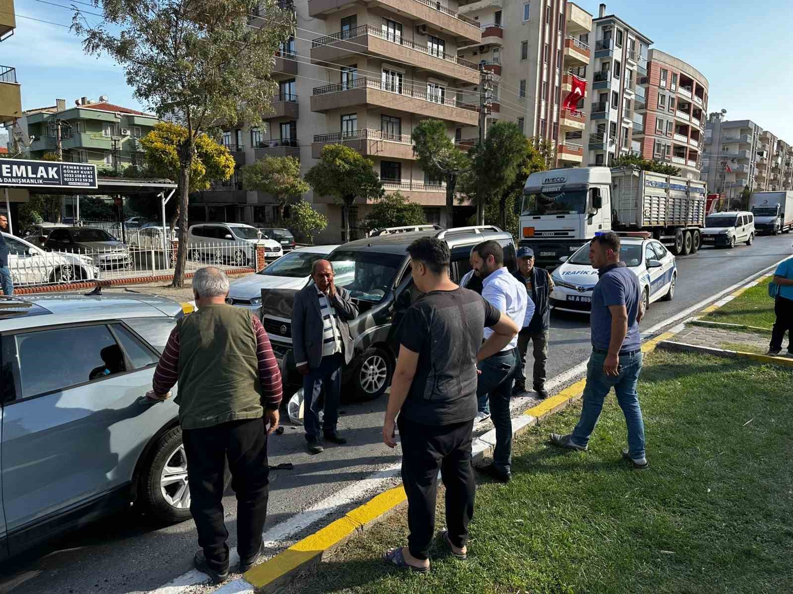 Milas’ta zincirleme trafik kazası: 1’i çocuk 2 kişi yaralandı