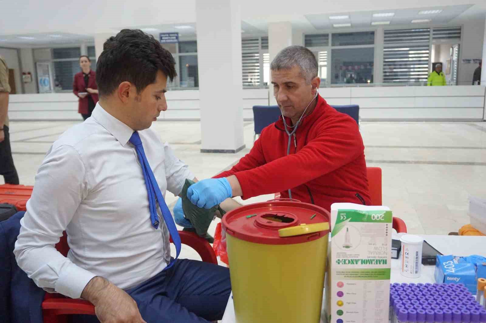 Edirne emniyet m&uuml;d&uuml;r&uuml; ve personeli kan ve k&ouml;k h&uuml;cre bağışı yaptı
