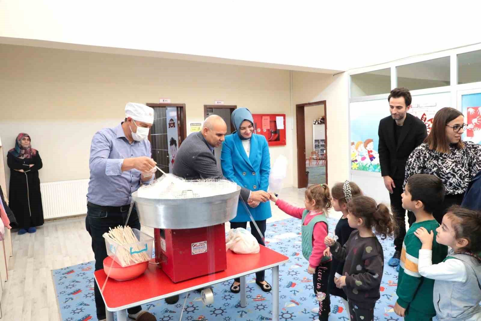 Ağrı Valisi Ko&ccedil; ve eşi, miniklere masal okudu
