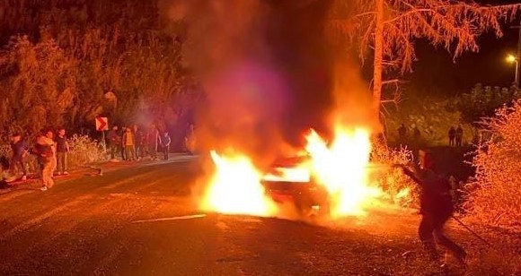 Seyir halindeki otomobil alev topuna döndü, sürücü canını zor kurtardı 