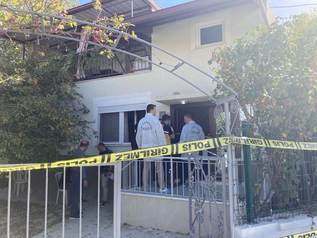 Evinde darp edilerek &ouml;ld&uuml;r&uuml;len yaşlı adamın katil zanlısı olarak komşu karı-koca g&ouml;zaltına alındı
