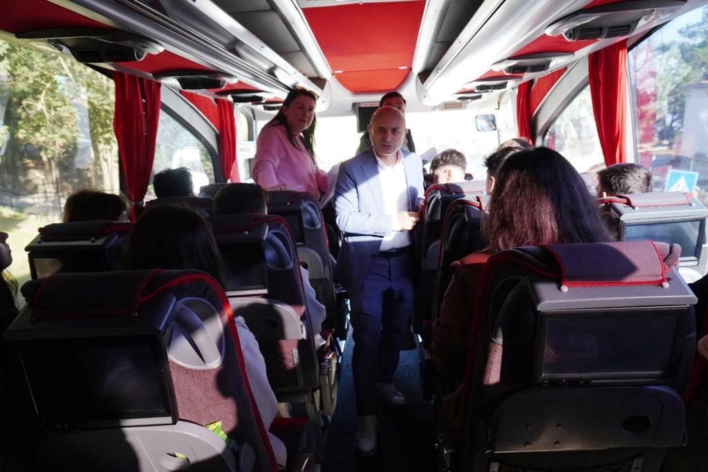 Altınova Belediyesi, lise &ouml;ğrencilerinin ufkunu a&ccedil;ıyor
