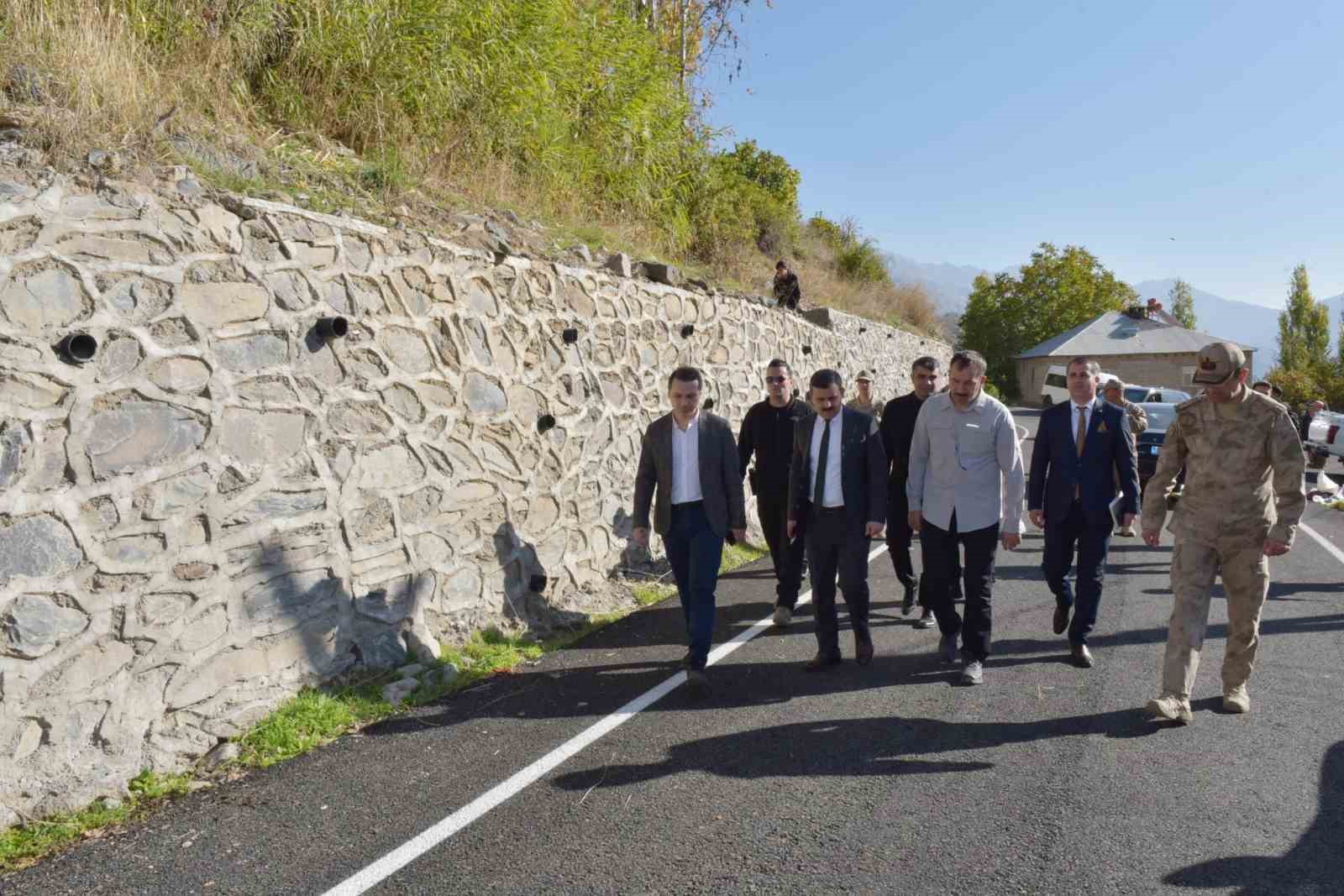 Vali Yardımcısı Karadağ, Çukurca’daki köyleri ziyaret etti