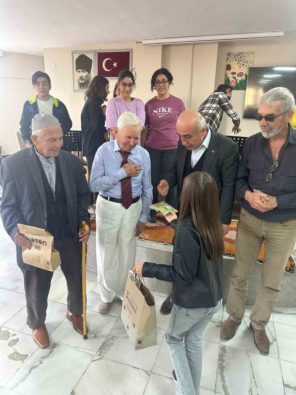 Niğde&rsquo;de BİLSEM &ouml;ğrencileri huzurevini ziyaret etti
