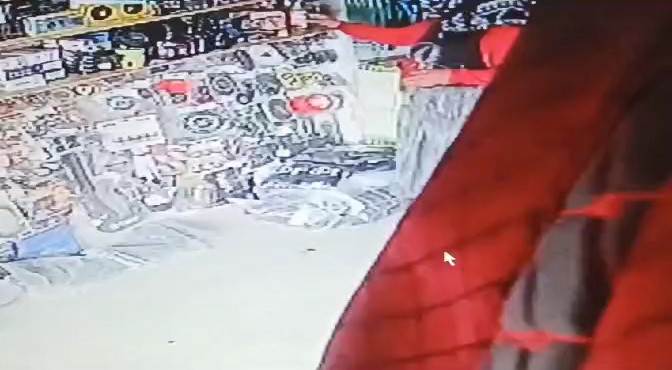Arnavutköy’de oto aksesuarcıdan, oto kokusu çalan kadın hırsızlar kamerada