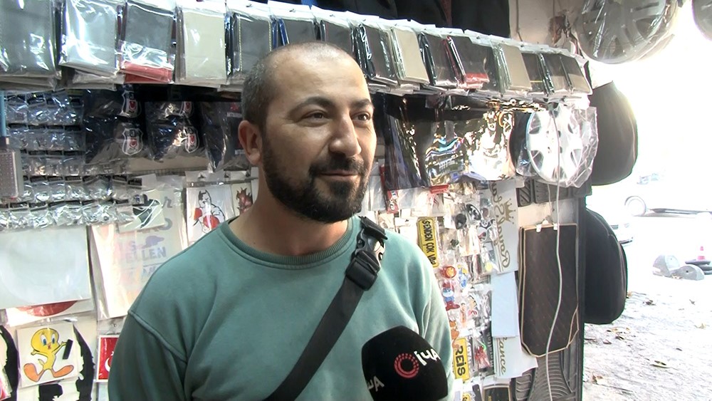 Arnavutk&ouml;y&rsquo;de oto aksesuarcıdan, oto kokusu &ccedil;alan kadın hırsızlar kamerada
