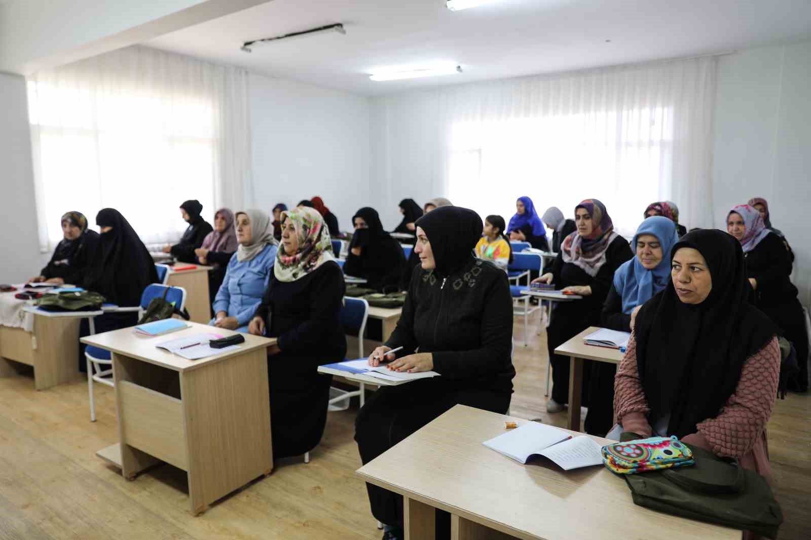 Mesajlaşmak için 66 yaşında okuma yazma öğreniyor