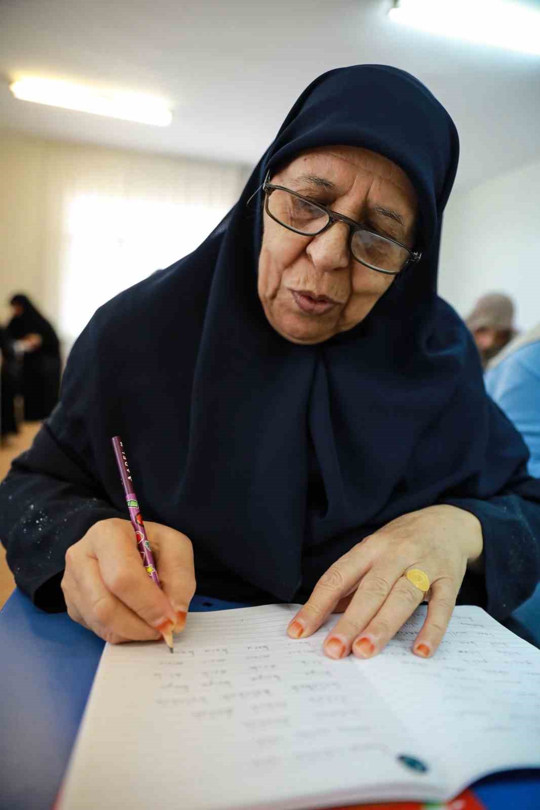 Mesajlaşmak i&ccedil;in 66 yaşında okuma yazma &ouml;ğreniyor
