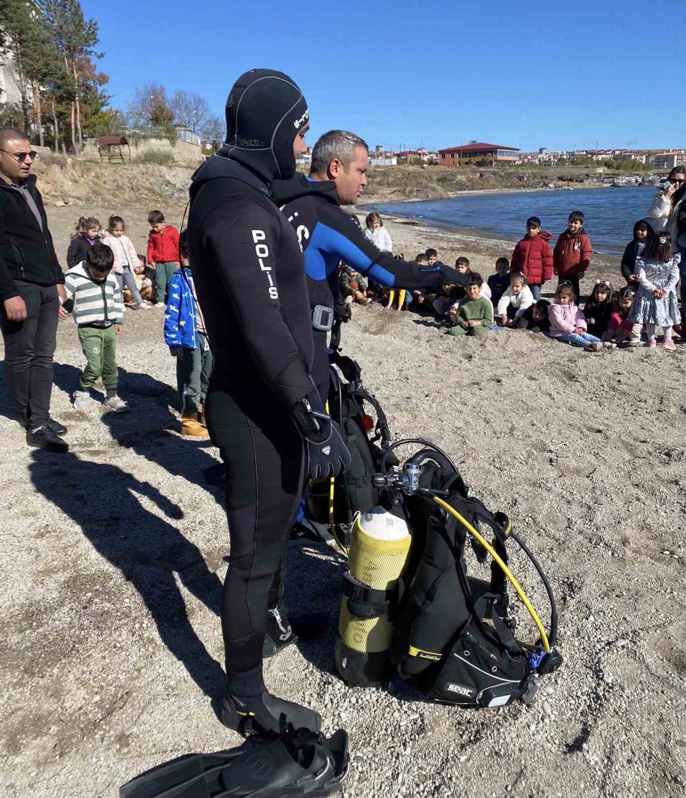 Minik &ouml;ğrenciler i&ccedil;in dalış g&ouml;sterisi yapıldı

