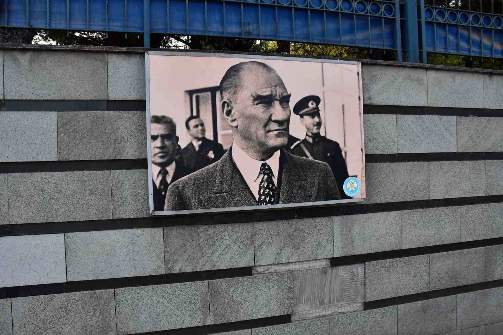 Manisa Batı Kışla duvarlarındaki Atat&uuml;rk fotoğrafları yenilendi
