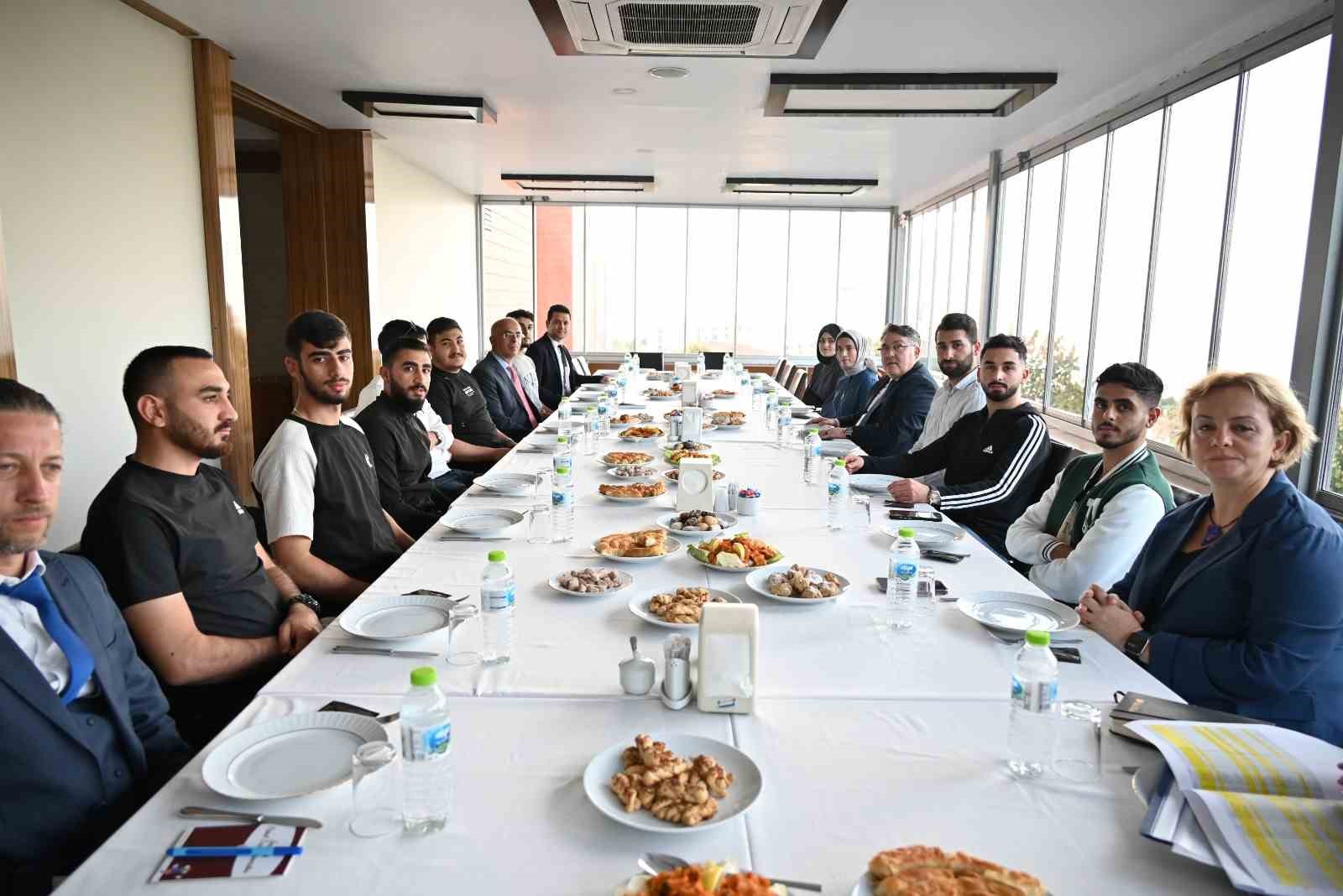 Rektör Özölçer, ZBEÜ’de Öğrenim Gören Filistinli öğrencilerle bir araya geldi