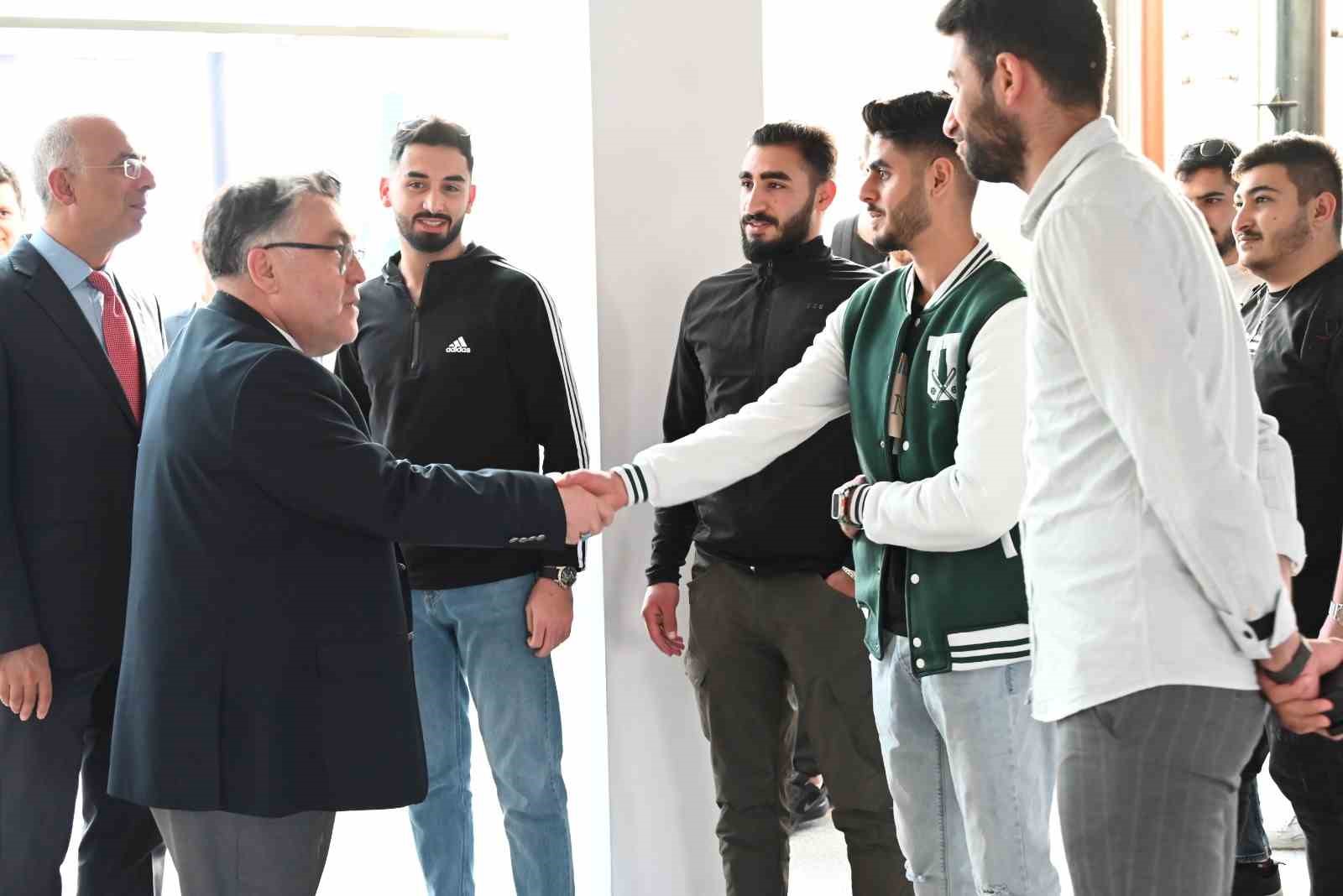 Rekt&ouml;r &Ouml;z&ouml;l&ccedil;er, ZBE&Uuml;&rsquo;de &Ouml;ğrenim G&ouml;ren Filistinli &ouml;ğrencilerle bir araya geldi
