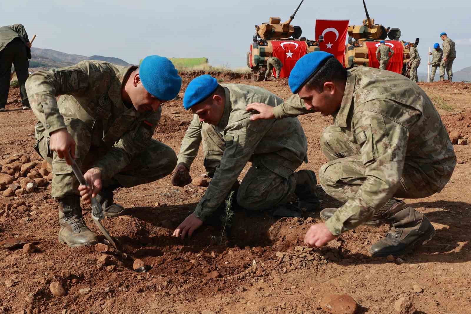 Bingöl’de Mehmetçik, Türkiye yüzyılında bin 500 fidan dikti