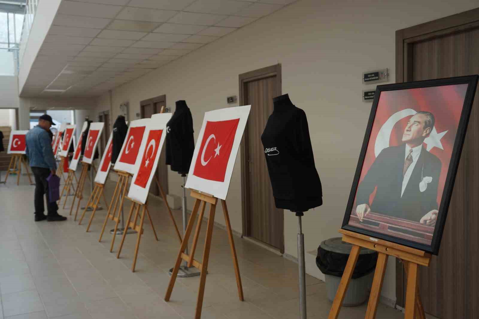 &Uuml;niversiteliler 100. yıla &ouml;zel 100 T&uuml;rk bayrağı dikti
