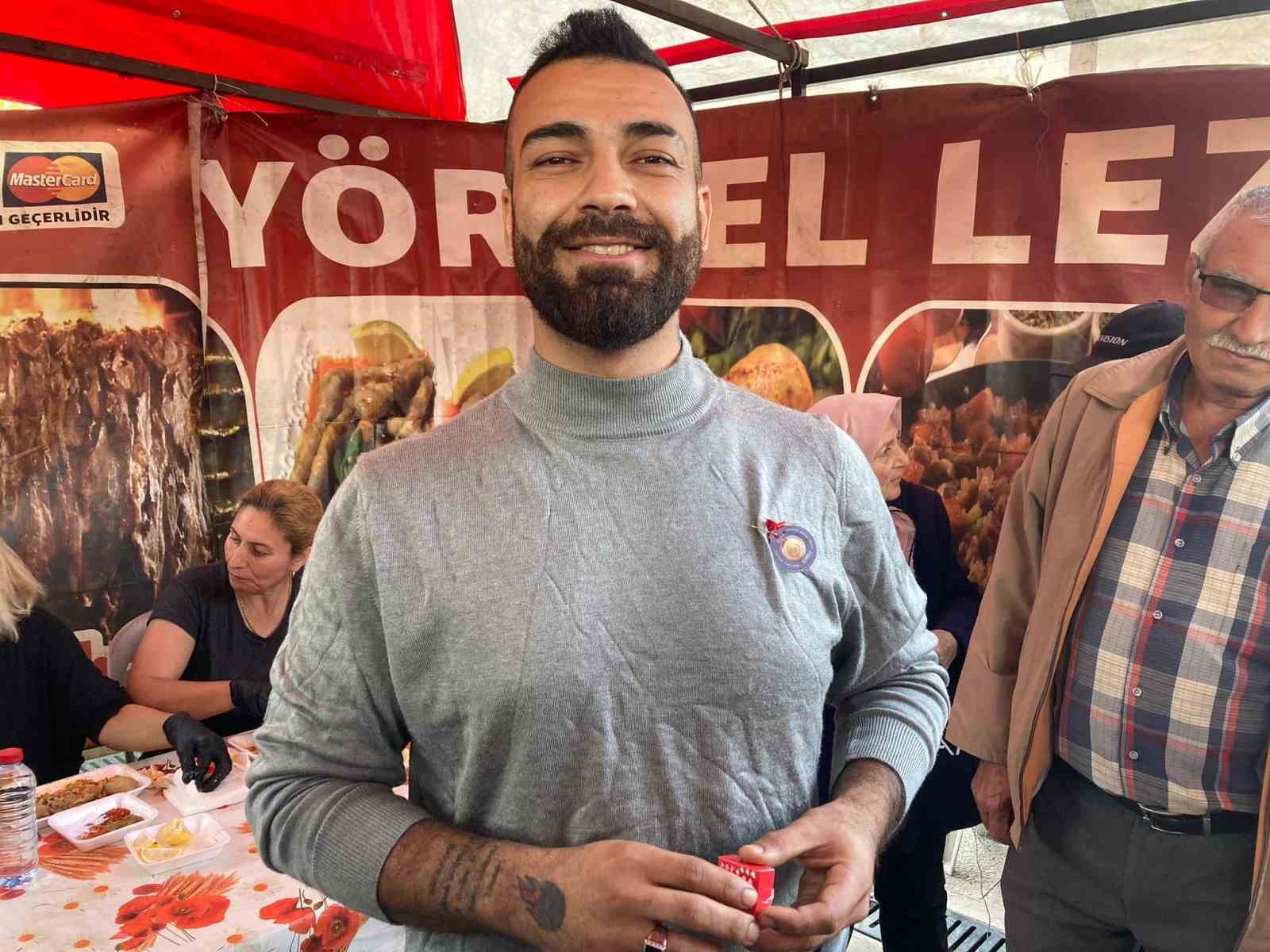 Şırdan yeme yarışmasından renkli g&ouml;r&uuml;nt&uuml;ler oluştu
