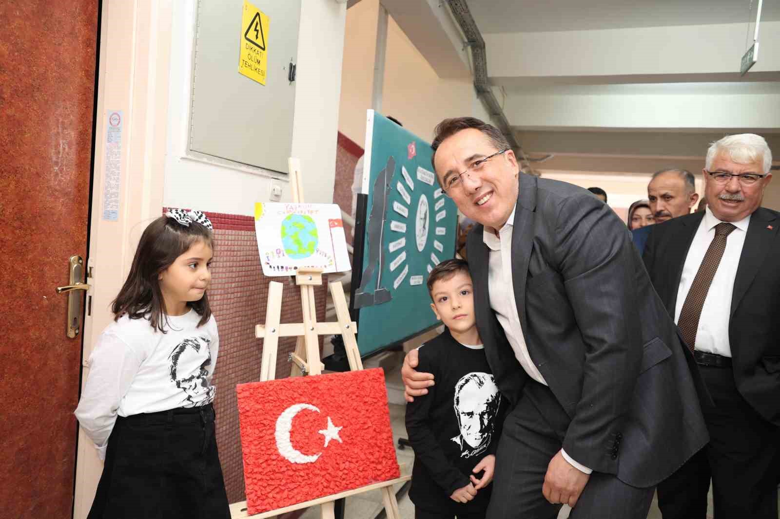 Başkan Savran ilkokul &ouml;ğrencilerinin a&ccedil;tığı sergiyi gezdi
