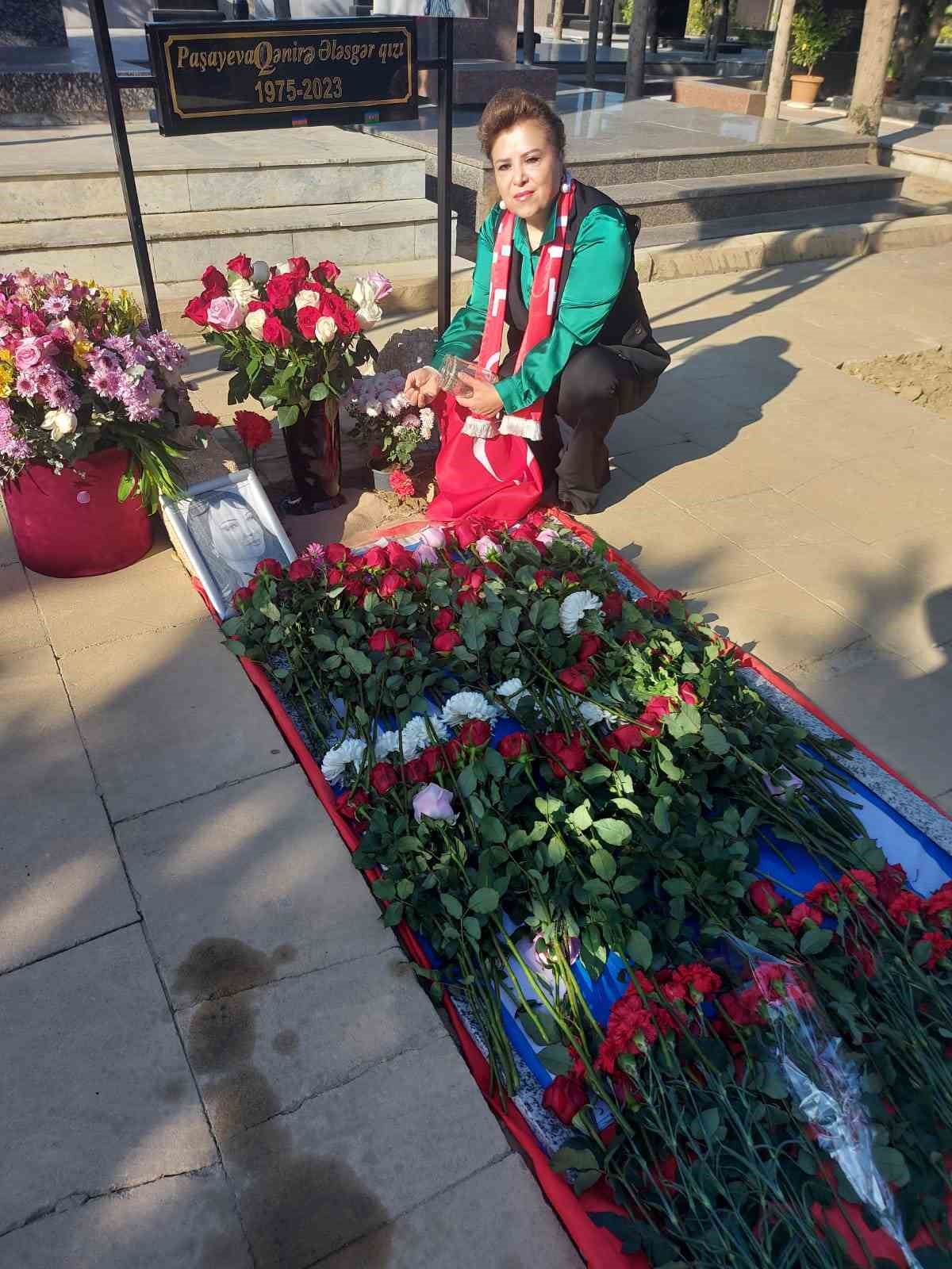 T&uuml;rkiye&rsquo;den g&ouml;t&uuml;rd&uuml;ğ&uuml; toprağı  Paşayeva&rsquo;nın mezarına d&ouml;kt&uuml;
