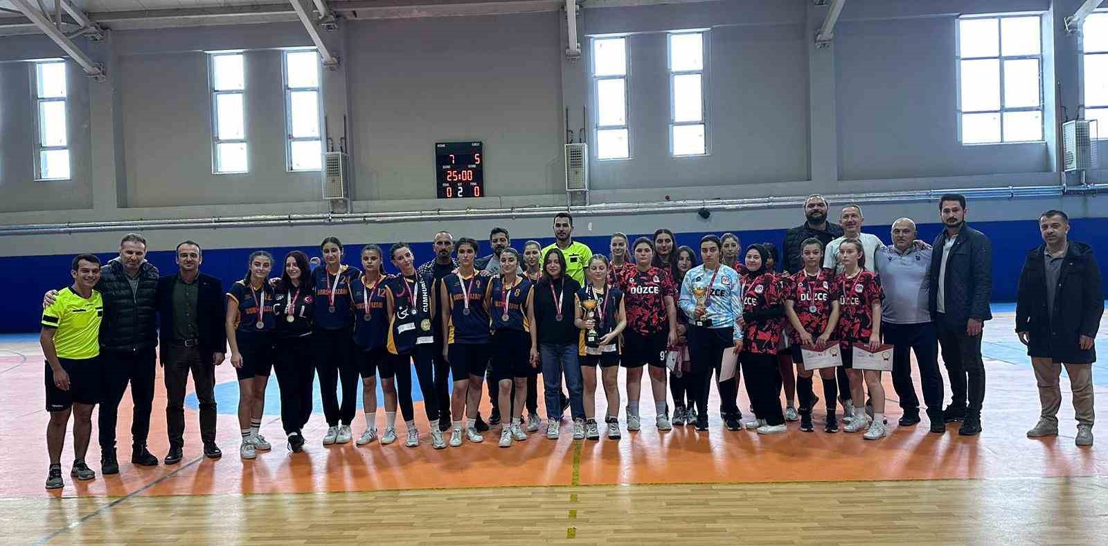 Okul sporlarında gençler mücadelesi sürüyor