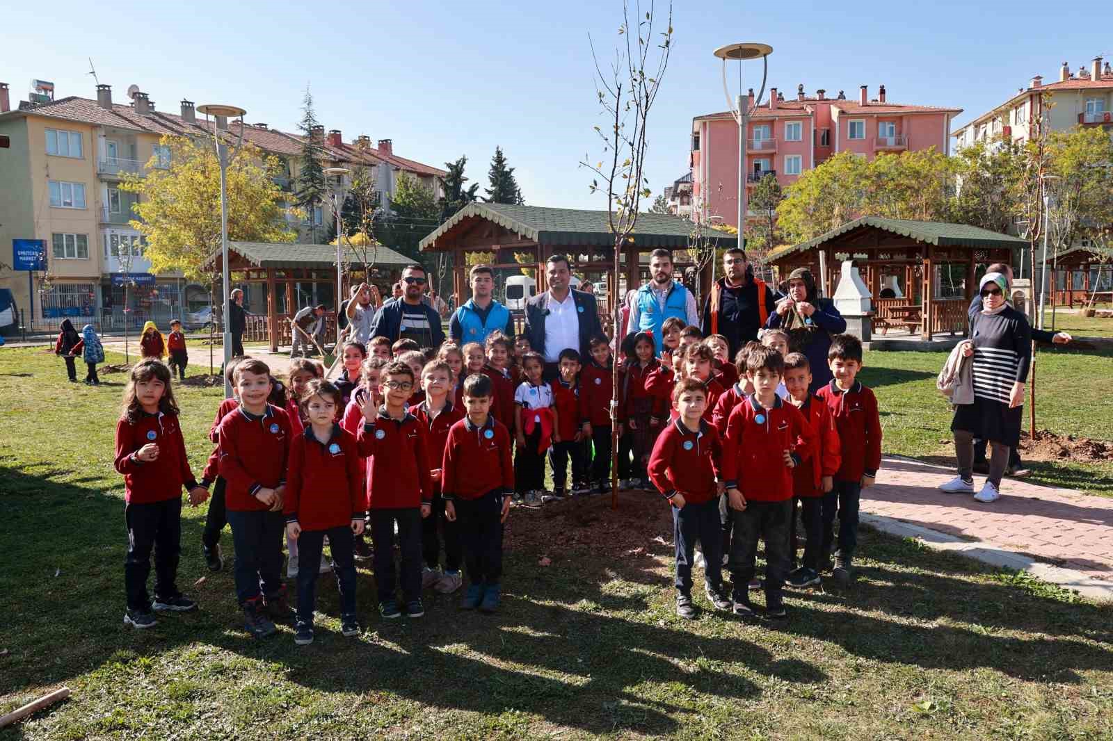 Uşak&rsquo;ta her mahalleye en az 100 fidan dikilecek
