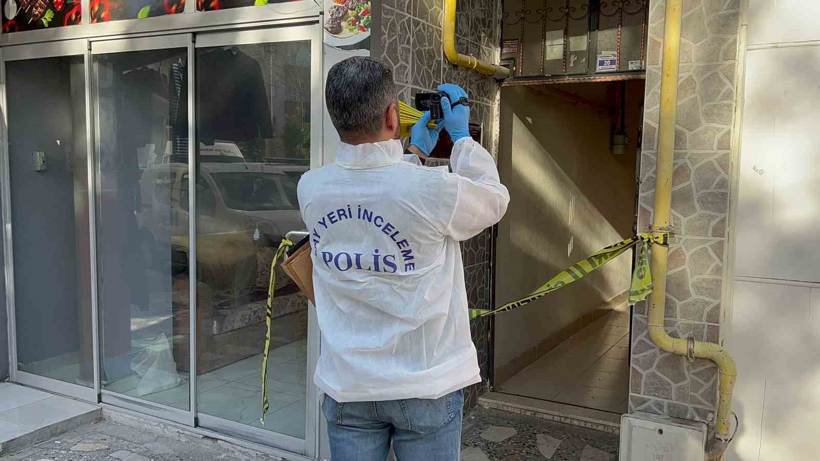 Haber alınamayan şahıs, evinde boğazı kesik halde &ouml;l&uuml; bulundu
