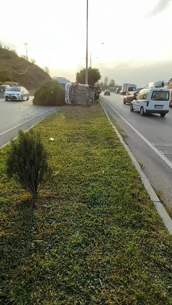 Amasya’da kontrolden çıkan otomobil refüje devrildi: 4 yaralı