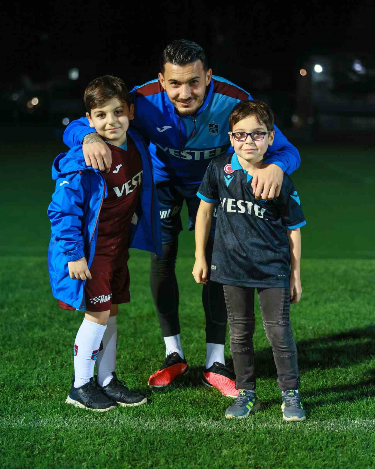 Trabzonspor, biber gazı saldırısına uğrayan Yunus Emir Bolat ve ailesini ağırladı
