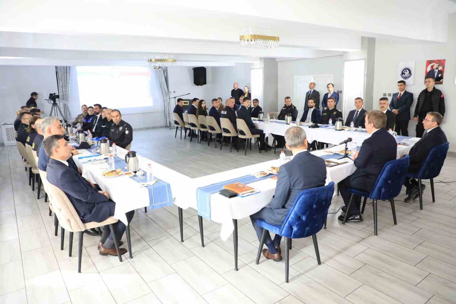 Vali Aydoğdu, genel asayiş durumu ve icra edilen faaliyetler hakkında brifing aldı
